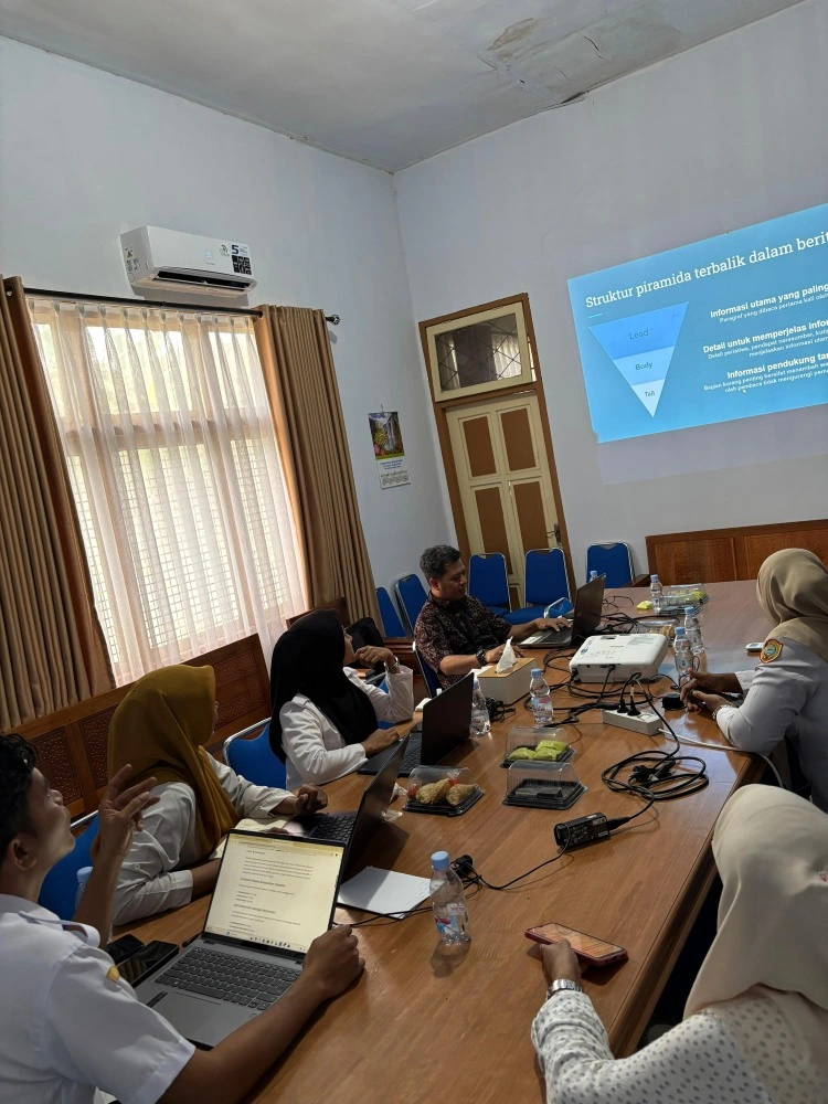 Pelatihan pengelolaan website dan Penulisan Berita